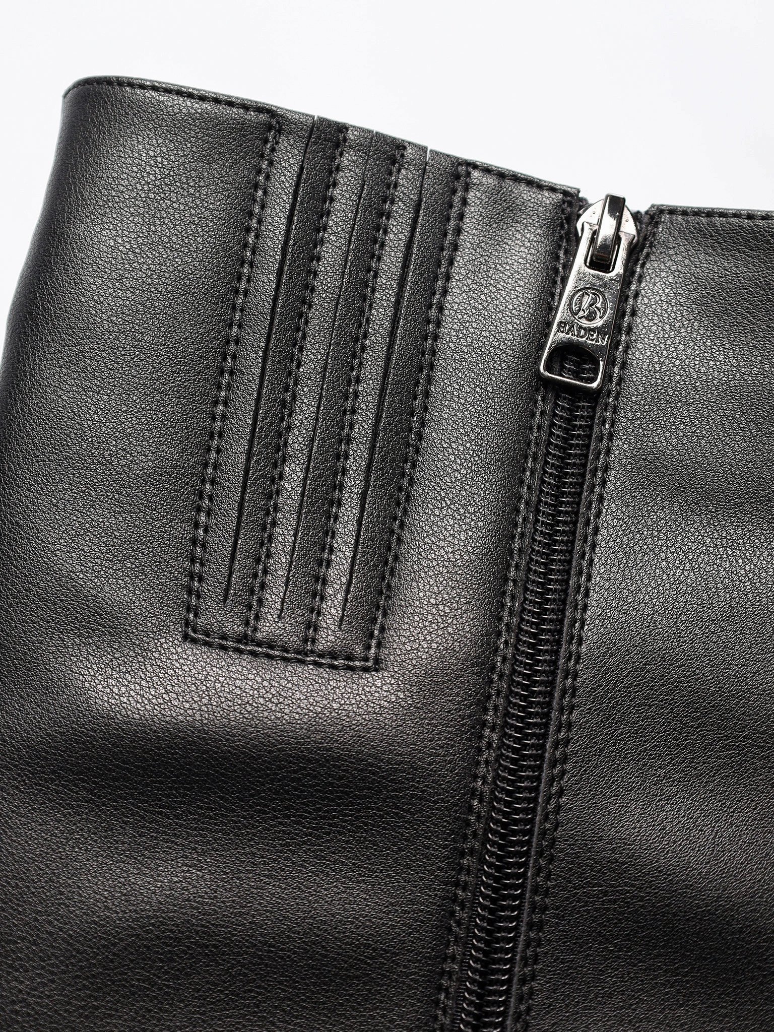 Сапоги черного цвета из натуральной кожи на высоком каблуке